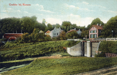 11943 Gezicht op Grebbe bij Rhenen, met rechts de villa Grebbestein en de Grebbesluis in de Grift.